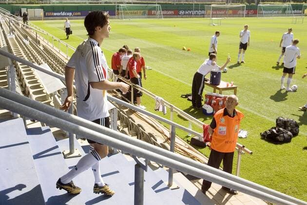 Michael Ballack (Deutschland, li.) auf dem Weg zum Training Fußball Herren WM 2006, Nationalteam, Training, Einzelbild Berlin