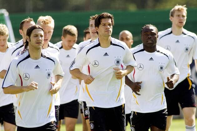 Lauftraining Deutschland, v. li.: Torsten Frings, Michael Ballack, Gerald Asamoah, Mertesacker Fußball Herren WM 2006, Nationalteam, Training, Nationaltrikot Gruppe Berlin