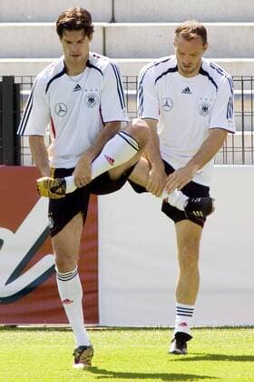 Michael Ballack (li.) und Jens Nowotny (beide Deutschland) stretchen sich Fußball Herren WM 2006, Nationalteam, Training, Nationaltrikot Gruppe Berlin