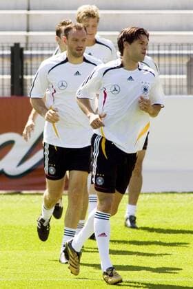 Michael Ballack (re.) und Jens Nowotny (beide Deutschland) laufen sich warm Fußball Herren WM 2006, Nationalteam, Training, Nationaltrikot Gruppe Berlin