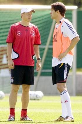 Bundestrainer Jürgen Klinsmann (li.) im Gespräch mit Michael Ballack (beide Deutschland) Fußball Herren WM 2006, Nationalteam, Training, Gruppe Berlin