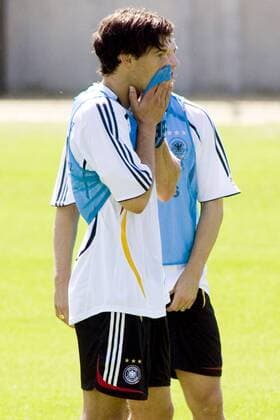 Michael Ballack (Deutschland) wischt sich sein Gesicht während des Trainings mit seinem Leibchen ab Fußball Herren WM 2006, Nationalteam, Training, Einzelbild Berlin