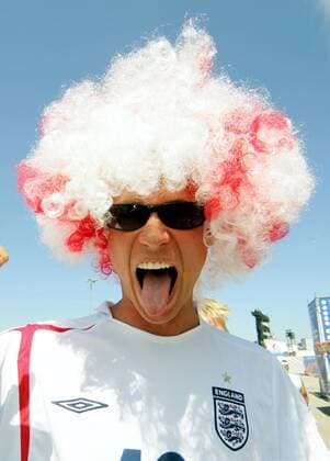 Englischer Fan mit Perücke streckt seine Zunge raus Fußball WM Herren WM 2006, Fanfest, Fan Fest, Party, FIFA Fanmeile, Vdig Porträt Hamburg Begeisterung