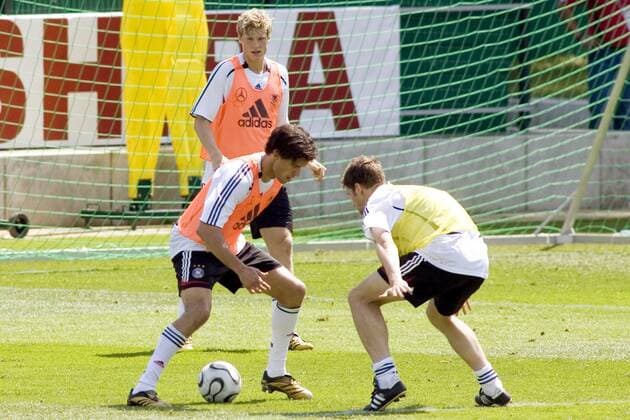 Michael Ballack (li.) während des Trainings gegen Arne Friedrich, hi. Marcell Jansen (alle Deutschland) Fußball Herren WM 2006, Nationalteam, Training, Gruppe Berlin