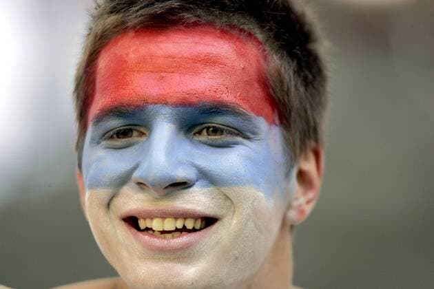 Serbischer Fan mit Gesichtsbemalung in den Landesfarben Fußball WM Herren WM 2006, Länderspiel, Nationalteam, Gruppe C, Serbien und Montenegro, serbische, Porträt Leipzig Freude Fußball WM Herren WM 2006, Länderspiel, Nationalteam, Gruppe C, Serbien und Montenegro, serbische, Porträt Leipzig Freude