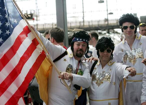 Amerikanische Fans geben sich als Elvis Presley Double aus und präsentieren ihre Nationalfahne Fußball WM Herren WM 2006, Länderspiel, Nationalteam, Gruppe E Gruppe Gelsenkirchen Fußball WM Herren WM 2006, Länderspiel, Nationalteam, Gruppe E Gruppe Gelsenkirchen