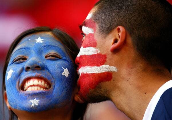 US amerikanisches Fanpärchen bilden die Stars and Stripes mit ihren bemalten Gesichtern -  Fußball WM Herren WM 2006, Länderspiel, Nationalteam, Gruppe E, USA, amerikanischer, amerikanische Gruppe Gelsenkirchen Romantik, Fußball WM Herren WM 2006, Länderspiel, Nationalteam, Gruppe E, USA, amerikanischer, amerikanische Gruppe Gelsenkirchen Romantik,