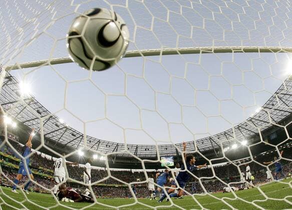 Der Ball zappelt im Netz, Italien führt gegen Ghana mit 1:0 - Fußball Herren WM 2006, Länderspiel, Nationalteam, Gruppe E, Nationaltrikot, Italien - Ghana Totale Hannover Fußball Herren WM 2006, Länderspiel, Nationalteam, Gruppe E, Nationaltrikot, Italien - Ghana Totale Hannover