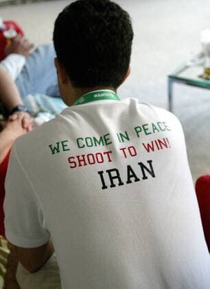 We come in peace! Shoot to win! Iran - Iranischer Fan mit friedlicher und optimistischer Aussage auf dem T Shirt Fußball Herren WM 2006, Fanfest, Fan Fest, Party Einzelbild Heumarkt, FIFA Fanmeile Köln Fußball Herren WM 2006, Fanfest, Fan Fest, Party Einzelbild Heumarkt, FIFA Fanmeile Köln Fußball Herren WM 2006, Fanfest, Fan Fest, Party Einzelbild Heumarkt, FIFA Fanmeile Köln
