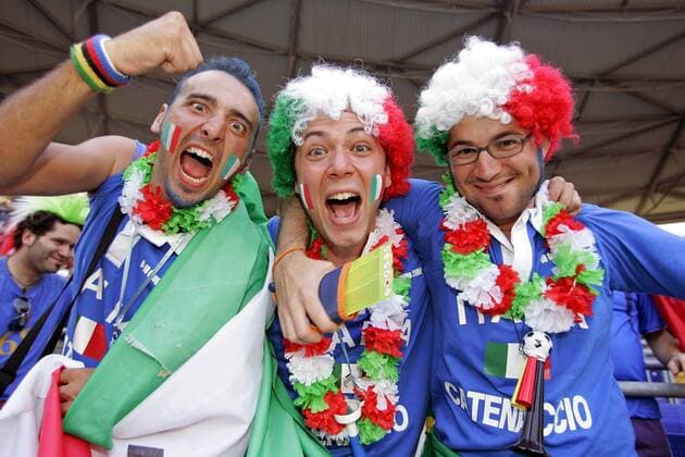 Italienische Fans mit Gesichtsbemalung und Perücken in den Landesfarben jubeln Fußball WM Herren WM 2006, Länderspiel, Nationalteam, Gruppe E, Italien, Vdig Gruppe Hannover Freude, Begeisterung, Fußball WM Herren WM 2006, Länderspiel, Nationalteam, Gruppe E, Italien, Vdig Gruppe Hannover Freude, Begeisterung,