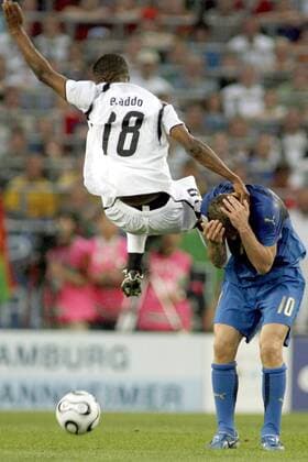 Eric Addo (Ghana, li.) bespringt Francesco Totti (Italien) Fußball WM Herren WM 2006, Länderspiel, Nationalteam, Gruppe E, Italien - Ghana 2:0, Vdig Gruppe Nationaltrikot Hannover , Dynamik, Kampf, Fußball WM Herren WM 2006, Länderspiel, Nationalteam, Gruppe E, Italien - Ghana 2:0, Vdig Gruppe Nationaltrikot Hannover , Dynamik, Kampf,