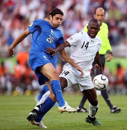 Matthew Amoah (Ghana, re.) gegen Simone Perrotta (Italien) Fußball WM Herren WM 2006, Länderspiel, Nationalteam, Gruppe E, Nationaltrikot, Italien - Ghana 2:0 Gruppe Hannover Dynamik, Kampf, Fußball WM Herren WM 2006, Länderspiel, Nationalteam, Gruppe E, Nationaltrikot, Italien - Ghana 2:0 Gruppe Hannover Dynamik, Kampf,