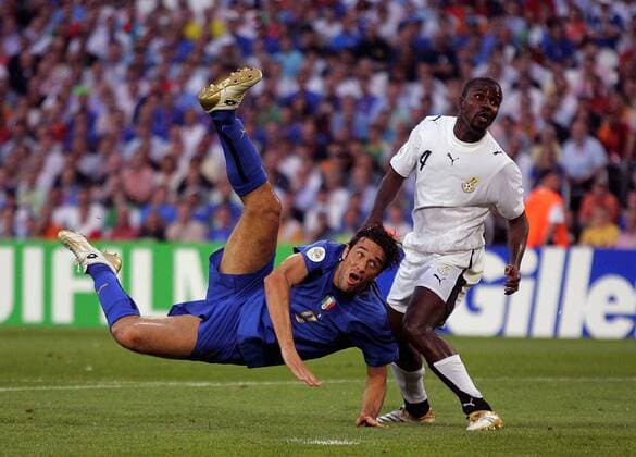 Luca Toni (Italien, li.) gegen Samuel Osei Kuffour (Ghana) Fußball WM Herren WM 2006, Länderspiel, Nationalteam, Nationaltrikot, Gruppe E, Italien - Ghana 2:0 Gruppe Hannover Dynamik Fußball WM Herren WM 2006, Länderspiel, Nationalteam, Nationaltrikot, Gruppe E, Italien - Ghana 2:0 Gruppe Hannover Dynamik