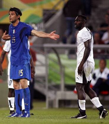 Vincenzo Iaquinta (Italien, li.) beschwert sich über John Mensah (Ghana), dieser ist entsetzt Fußball WM Herren WM 2006, Länderspiel, Nationalteam, Gruppe E, Italien - Ghana 2:0, Vdig Gruppe Nationaltrikot Hannover Fußball WM Herren WM 2006, Länderspiel, Nationalteam, Gruppe E, Italien - Ghana 2:0, Vdig Gruppe Nationaltrikot Hannover