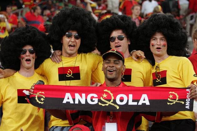 Angolanische Fangruppe präsentiert einen Fanschal Fußball WM Herren WM 2006, Länderspiel, Nationalteam, Gruppe D, Vdig Gruppe Köln Fußball WM Herren WM 2006, Länderspiel, Nationalteam, Gruppe D, Vdig Gruppe Köln