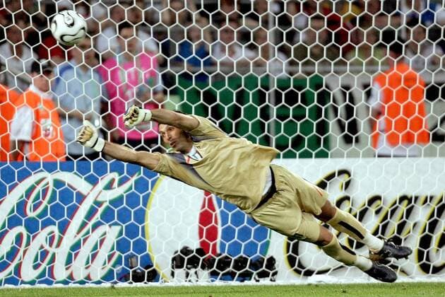 Torwart Gianluigi Buffon (Italien) hechtet nach dem Ball - Fußball WM Herren WM 2006, Länderspiel, Nationalteam, Gruppe E, Italien, Nationaltrikot, Vdig Einzelbild Hannover Abwehr, Fußball WM Herren WM 2006, Länderspiel, Nationalteam, Gruppe E, Italien, Nationaltrikot, Vdig Einzelbild Hannover Abwehr,