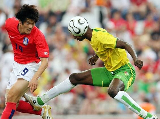 Cho Jae Jin (Südkorea, li.) gegen Dare Nibombe (Togo) -  Fußball WM Herren WM 2006, Länderspiel, Nationalteam, Gruppe G, Nationaltrikot, Südkorea - Togo, Korea Gruppe Frankfurt M. Dynamik, Fußball WM Herren WM 2006, Länderspiel, Nationalteam, Gruppe G, Nationaltrikot, Südkorea - Togo, Korea Gruppe Frankfurt M. Dynamik,