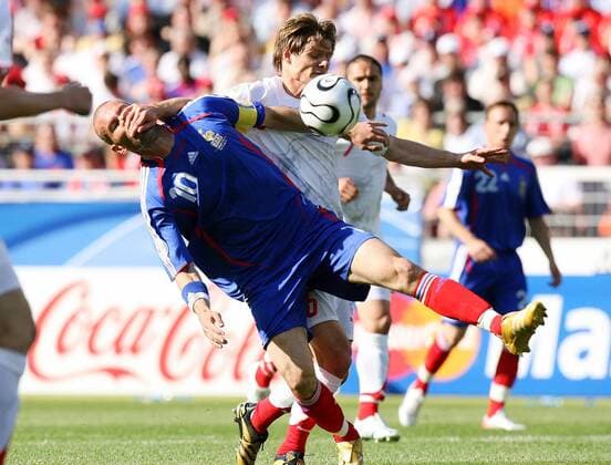 Zinedine Zidane (Frankreich, li.) wird von Johan Vogel (Schweiz) zu Boden gerissen -  Fußball WM Herren WM 2006, Länderspiel, Nationalteam, Gruppe G, Nationaltrikot, Frankreich - Schweiz Gruppe Stuttgart Dynamik, Kampf, Fußball WM Herren WM 2006, Länderspiel, Nationalteam, Gruppe G, Nationaltrikot, Frankreich - Schweiz Gruppe Stuttgart Dynamik, Kampf,