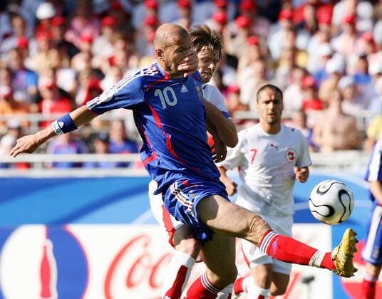 Zinedine Zidane (Frankreich, li.) gegen Johan Vogel (Schweiz) -  Fußball WM Herren WM 2006, Länderspiel, Nationalteam, Gruppe G, Nationaltrikot, Frankreich - Schweiz Gruppe Stuttgart Dynamik, Kampf, Fußball WM Herren WM 2006, Länderspiel, Nationalteam, Gruppe G, Nationaltrikot, Frankreich - Schweiz Gruppe Stuttgart Dynamik, Kampf,