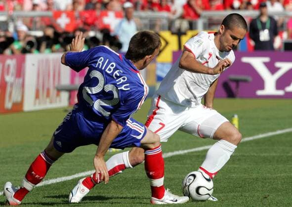 Ricardo Cabanas (Schweiz, re.) gegen Franck Ribery (Frankreich) Fußball WM Herren WM 2006, Länderspiel, Nationalteam, Gruppe G, Nationaltrikot, Frankreich - Schweiz 0:0 Gruppe Stuttgart Dynamik, Fußball WM Herren WM 2006, Länderspiel, Nationalteam, Gruppe G, Nationaltrikot, Frankreich - Schweiz 0:0 Gruppe Stuttgart Dynamik,