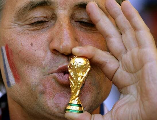 Ein französischer Fan küsst eine Miniatur des Weltmeisterpokals -  Fußball WM Herren WM 2006, Länderspiel, Nationalteam, Gruppe G Miniatur, Pokalattrappe Porträt küssen Stuttgart Weltpokal, Weltmeisterschaftspokal Fußball WM Herren WM 2006, Länderspiel, Nationalteam, Gruppe G Miniatur, Pokalattrappe Porträt küssen Stuttgart Weltpokal, Weltmeisterschaftspokal