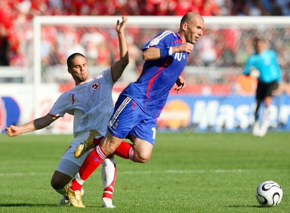 Zinedine Zidane (Frankreich, re.) gegen Ricardo Cabanas (Schweiz) -  Fußball WM Herren WM 2006, Länderspiel, Nationalteam, Gruppe G, Nationaltrikot, Frankreich - Schweiz 0:0 Gruppe Stuttgart Dynamik, Fußball WM Herren WM 2006, Länderspiel, Nationalteam, Gruppe G, Nationaltrikot, Frankreich - Schweiz 0:0 Gruppe Stuttgart Dynamik,