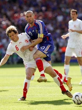 Zinedine Zidane (Frankreich, re.) gegen Johann Vogel (Schweiz) -  Fußball WM Herren WM 2006, Länderspiel, Nationalteam, Gruppe G, Nationaltrikot, Frankreich - Schweiz 0:0 Gruppe Stuttgart Dynamik, Kampf, Fußball WM Herren WM 2006, Länderspiel, Nationalteam, Gruppe G, Nationaltrikot, Frankreich - Schweiz 0:0 Gruppe Stuttgart Dynamik, Kampf,