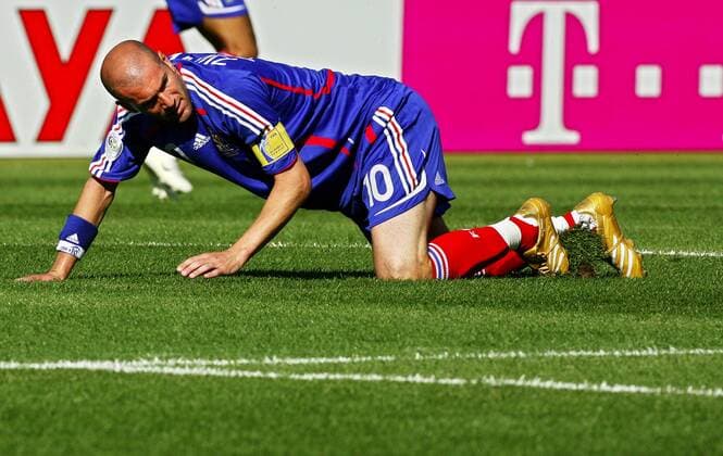Zinedine Zidane (Frankreich) am Boden -  Fußball WM Herren WM 2006, Länderspiel, Nationalteam, Gruppe G, Nationaltrikot Einzelbild Stuttgart Fußball WM Herren WM 2006, Länderspiel, Nationalteam, Gruppe G, Nationaltrikot Einzelbild Stuttgart