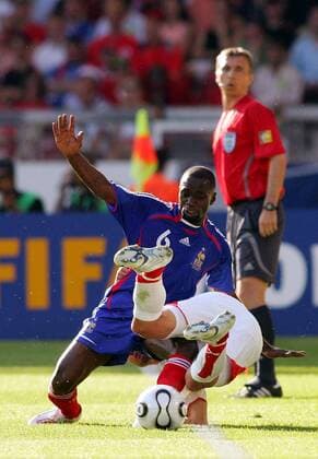 Claude Makelele (Frankreich, li.) - Zweikampf Fußball WM Herren WM 2006, Länderspiel, Nationalteam, Gruppe G, Nationaltrikot, Frankreich - Schweiz 0:0 Gruppe Stuttgart Dynamik, Kampf Fußball WM Herren WM 2006, Länderspiel, Nationalteam, Gruppe G, Nationaltrikot, Frankreich - Schweiz 0:0 Gruppe Stuttgart Dynamik, Kampf