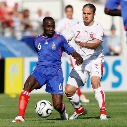 Claude Makelele (Frankreich, li.) gegen Ricardo Cabanas (Schweiz) Fußball WM Herren WM 2006, Länderspiel, Nationalteam, Gruppe G, Nationaltrikot, Frankreich - Schweiz 0:0 Gruppe Stuttgart Dynamik, Fußball WM Herren WM 2006, Länderspiel, Nationalteam, Gruppe G, Nationaltrikot, Frankreich - Schweiz 0:0 Gruppe Stuttgart Dynamik,
