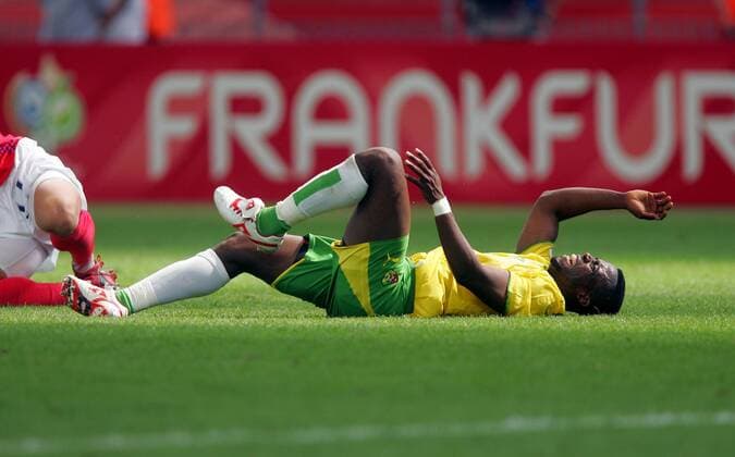 Mohamed Kader (Togo) mit Schmerzen am Boden -  (fra2006061306) Fußball WM Herren WM 2006, Länderspiel, Nationalteam, Gruppe G, Nationaltrikot Einzelbild Frankfurt M. Fußball WM Herren WM 2006, Länderspiel, Nationalteam, Gruppe G, Nationaltrikot Einzelbild Frankfurt M.