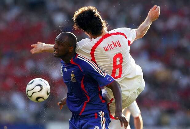 Patrick Vieira (Frankreich, li.) gegen Raphael Wicky (Schweiz) Fußball WM Herren WM 2006, Länderspiel, Nationalteam, Nationaltrikot, Gruppe G, Frankreich - Schweiz 0:0 Gruppe Stuttgart Dynamik, Kampf, Fußball WM Herren WM 2006, Länderspiel, Nationalteam, Nationaltrikot, Gruppe G, Frankreich - Schweiz 0:0 Gruppe Stuttgart Dynamik, Kampf,