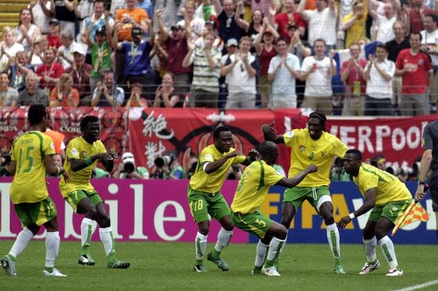 Torjubel Togo mit Freudentänzchen, v.li.: Alaixys Romao, Moustapha Salifou, Yao Junior Senaya, Massamasso Tchangai, Emmanuel Adebayor und Mohamed Kader Fußball WM Herren WM 2006, Länderspiel, Nationalteam, Nationaltrikot, Gruppe G Gruppe Frankfurt M. Begeisterung, Freude, Fußball WM Herren WM 2006, Länderspiel, Nationalteam, Nationaltrikot, Gruppe G Gruppe Frankfurt M. Begeisterung, Freude,