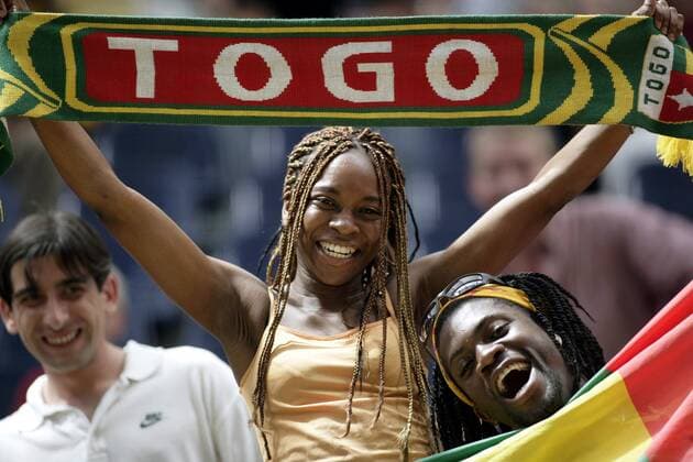 Togolesisches Fanpaar präsentiert einen Fanschal in den Landesfarben Fußball WM Herren WM 2006, Länderspiel, Nationalteam, Gruppe G, Togo, Nationalfarben, togolesische Gruppe Rasta, Haar, Haare, geflochten, geflochtene Frankfurt M. Fußball WM Herren WM 2006, Länderspiel, Nationalteam, Gruppe G, Togo, Nationalfarben, togolesische Gruppe Rasta, Haar, Haare, geflochten, geflochtene Frankfurt M.