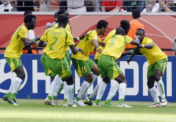 Torjubel Togo mit Freudentanz v.re.: Mohamed Kader, Emmanuel Adebayor, Massamasso Tchangai, Alaixys Romao, Dare Nibombe und Moustapha Salifou Fußball WM Herren WM 2006, Länderspiel, Nationalteam, Gruppe G, Nationaltrikot Gruppe Frankfurt M. Freude, Fußball WM Herren WM 2006, Länderspiel, Nationalteam, Gruppe G, Nationaltrikot Gruppe Frankfurt M. Freude,