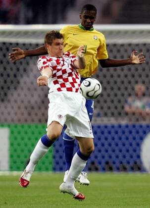 Ivan Klasnic (Kroatien, vorn) gegen Juan (Brasilien) -  Fußball WM Herren WM 2006, Länderspiel, Nationalteam, Gruppe F, Brasilien - Kroatien 1:0 Gruppe Berlin Dynamik, Fußball WM Herren WM 2006, Länderspiel, Nationalteam, Gruppe F, Brasilien - Kroatien 1:0 Gruppe Berlin Dynamik,