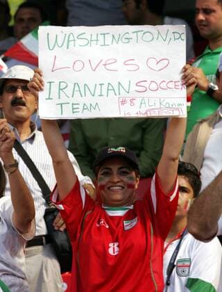 Weiblicher iranischer Fan aus Washington DC liebt das iranische Fußballteam, vor allem Ali Karimi (Iran) Fußball WM Herren WM 2006, Länderspiel, Nationalteam, Gruppe D, Einzelbild Gesichtsbemalung, Bemalung, bemalt, Nürnberg, Nationalfarben, Landesfarben Freude, Fußball WM Herren WM 2006, Länderspiel, Nationalteam, Gruppe D, Einzelbild Gesichtsbemalung, Bemalung, bemalt, Nürnberg, Nationalfarben, Landesfarben Freude,