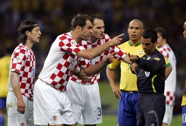Igor Tudor (vorn) und Josip Simunic (beide Kroatien, Mitte) reklamieren bei FIFA Schiedsrichter Benito Archundia (Mexiko, re.), Niko Kovac (Kroatien, li.) und Ronaldo (Brasilien) schauen zu Fußball WM Herren WM 2006, Länderspiel, Nationalteam, Gruppe F, Brasilien - Kroatien 1:0, Nationaltrikot Gruppe Berlin Fußball WM Herren WM 2006, Länderspiel, Nationalteam, Gruppe F, Brasilien - Kroatien 1:0, Nationaltrikot Gruppe Berlin