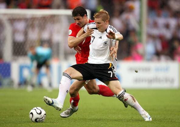 Bastian Schweinsteiger (Deutschland, re.) gegen Radoslaw Sobolewski (Polen) - Fußball WM Herren WM 2006, Länderspiel, Nationalteam, Gruppe A, Deutschland - Polen 1:0, Nationaltrikot, Vdig Gruppe Dortmund Dynamik, Kampf, Fußball WM Herren WM 2006, Länderspiel, Nationalteam, Gruppe A, Deutschland - Polen 1:0, Nationaltrikot, Vdig Gruppe Dortmund Dynamik, Kampf,