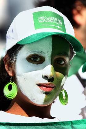 Weiblicher Fan aus Saudi Arabien mit Gesichtsbemalung in den Landesfarben -  Fußball WM Herren WM 2006, Länderspiel, Nationalteam, Gruppe H Porträt München Fußball WM Herren WM 2006, Länderspiel, Nationalteam, Gruppe H Porträt München