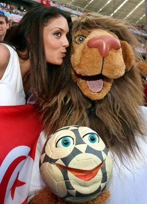 Maskottchen Goleo VI bekommt von einem weiblichen tunesischen Fan einen Kuss -  Fußball WM Herren WM 2006, Länderspiel, Nationalteam, Gruppe H, tunesische, tunesischer, Tunesien Gruppe München Fußball WM Herren WM 2006, Länderspiel, Nationalteam, Gruppe H, tunesische, tunesischer, Tunesien Gruppe München