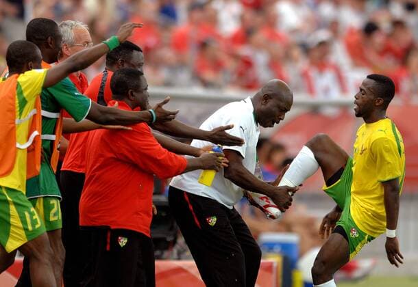 Torschütze Mohamed Kader (re.) lässt sich feiern, u.a. von Co Trainer Kodjovi Mawuena (2.v.re., beide Togo) Fußball WM Herren WM 2006, Länderspiel, Nationalteam, Nationaltrikot, Gruppe G, Togo Gruppe Frankfurt M. Freude, Fußball WM Herren WM 2006, Länderspiel, Nationalteam, Nationaltrikot, Gruppe G, Togo Gruppe Frankfurt M. Freude,