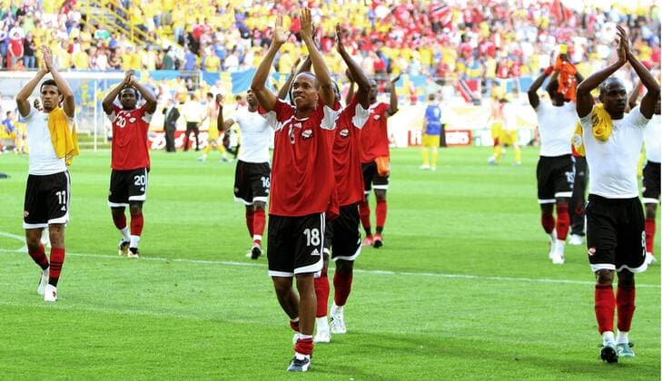 Densill Theobald (Mitte), Cyd Gray (re.) und Carlos Edwards (alle Trinidad und Tobago) bedanken sich bei den Anhängern -  Fußball WM Herren WM 2006, Länderspiel, Nationalteam, Gruppe B, Nationaltrikot, Trinidad und Tobago - Schweden 0:0 Gruppe Dortmund Freude, Fußball WM Herren WM 2006, Länderspiel, Nationalteam, Gruppe B, Nationaltrikot, Trinidad und Tobago - Schweden 0:0 Gruppe Dortmund Freude,