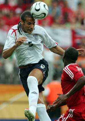 Rio Ferdinand (England, li.) - Kopfball Fußball Herren WM 2006, Länderspiel, Nationalteam, Gruppe B, Nationaltrikot, England - Trinidad und Tobago 2:0 Gruppe Nürnberg Dynamik Fußball Herren WM 2006, Länderspiel, Nationalteam, Gruppe B, Nationaltrikot, England - Trinidad und Tobago 2:0 Gruppe Nürnberg Dynamik