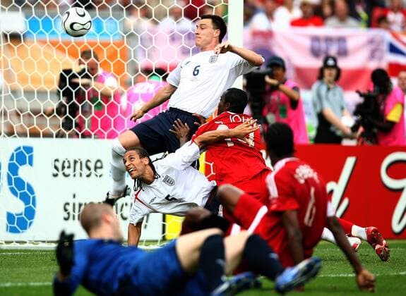 John Terry (England, Nr.6) vereitelt in letzter Sekunde eine Torchance von Stern John (Trinidad und Tobago, Mitte), Rio Ferdinand (England, Nr.5) schaut dem Ball gespannt hinterher - Fußball WM Herren WM 2006, Länderspiel, Nationalteam, Gruppe B, Nationaltrikot, England - Trinidad und Tobago 2:0 Gruppe Nürnberg Dynamik, Kampf, Spannung Fußball WM Herren WM 2006, Länderspiel, Nationalteam, Gruppe B, Nationaltrikot, England - Trinidad und Tobago 2:0 Gruppe Nürnberg Dynamik, Kampf, Spannung