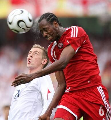 Dennis Lawrence (Trinidad und Tobago, re.) - Kopfball gegen Peter Crouch (England) - Fußball WM Herren WM 2006, Länderspiel, Nationalteam, Gruppe B, Nationaltrikot, England - Trinidad und Tobago 2:0 Gruppe Nürnberg Dynamik, Fußball WM Herren WM 2006, Länderspiel, Nationalteam, Gruppe B, Nationaltrikot, England - Trinidad und Tobago 2:0 Gruppe Nürnberg Dynamik,