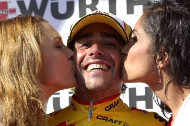 Koldo Gil Perez (Spanien Saunier Duval Prodir) - Etappensieger der 6. Etappe der Tour de Suisse 2006 holt sich den obligatorischen Siegerkuss ab -  Radsport Herren Tour de Suisse 2006, ProTour, Straßenradsport, Straße, Rad, Gruppe 6. Etappe: Fiesch - La Punt Freude, Radsport Herren Tour de Suisse 2006, ProTour, Straßenradsport, Straße, Rad, Gruppe 6. Etappe: Fiesch - La Punt Freude,