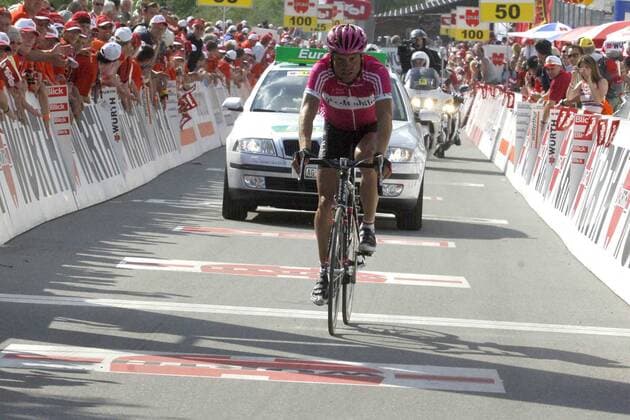 Jan Ullrich (Deutschland T Mobile) überquert die Ziellinie -  Radsport Herren Tour de Suisse 2006, ProTour, Straßenradsport, Straße, Rad, Einzelbild 6. Etappe: Fiesch - La Punt Radsport Herren Tour de Suisse 2006, ProTour, Straßenradsport, Straße, Rad, Einzelbild 6. Etappe: Fiesch - La Punt