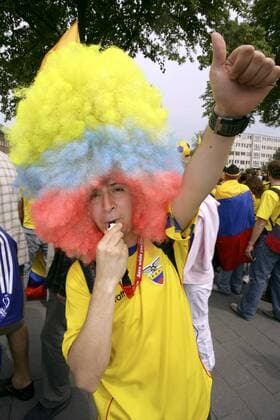 Fan von Ecuador mit einer Perücke in den Nationalfarben - Thumbs up Fußball WM Herren WM 2006, Länderspiel, Nationalteam, Gruppe A, Einzelbild Hamburg Fußball WM Herren WM 2006, Länderspiel, Nationalteam, Gruppe A, Einzelbild Hamburg