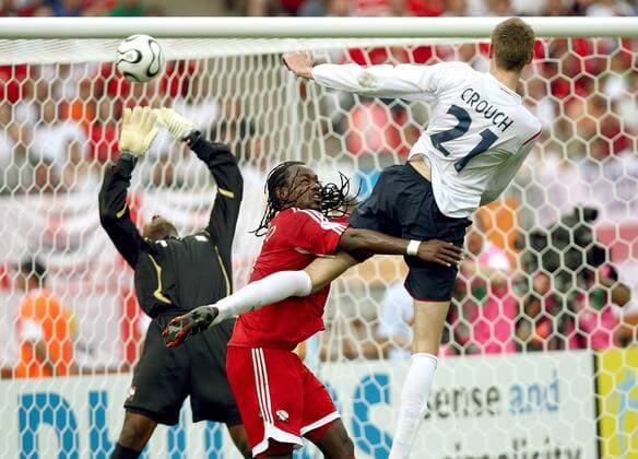 Peter Crouch (England, re.) setzt sich gegen Brent Sancho (Trinidad und Tobago) durch und erzielt das 1:0 - Fußball WM Herren WM 2006, Länderspiel, Nationalteam, Gruppe B, Nationaltrikot, England - Trinidad und Tobago 2:0 Gruppe Nürnberg Dynamik, Fußball WM Herren WM 2006, Länderspiel, Nationalteam, Gruppe B, Nationaltrikot, England - Trinidad und Tobago 2:0 Gruppe Nürnberg Dynamik,